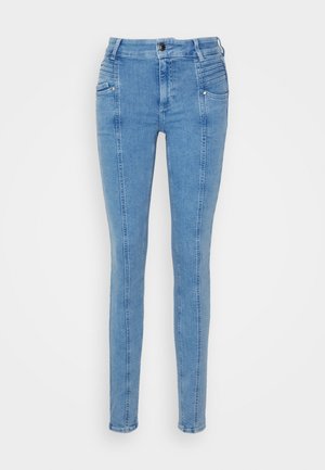 ONLY Tall, ONLBLUSH MID WAIST PLEAT BIKER - Vaqueros pitillo - light blue denim