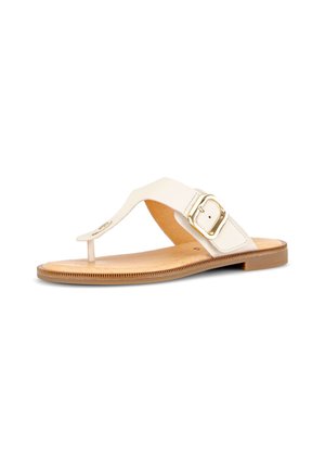 Plat sandalen in beige met een witte leren teenslipperband, verstelbare gouden gesp en een textuurlzool, afgebeeld op een witte achtergrond.