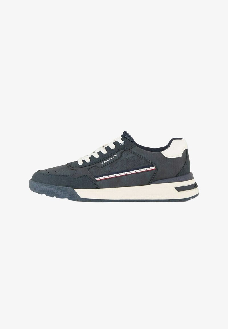 Baskets pour hommes bleu marine et blanc avec lacets blancs, bout perforé, détail rayé sur le côté et accent de marque sur le panneau latéral.