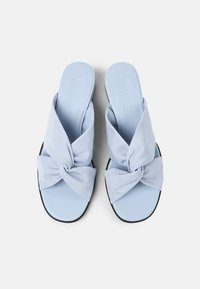 Ciabatte azzurro chiaro con cinturino in tessuto annodato, suola in gomma e logo del marchio impresso nella soletta.