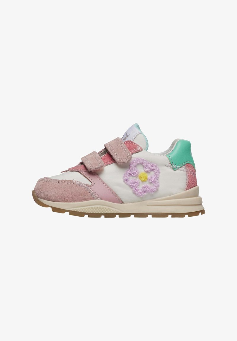 Baskets avec un mélange de daim rose et de matériaux synthétiques blancs, ornées d'une application florale et d'accents vert menthe. Fermetures Velcro, semelle robuste.