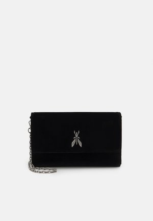 Czarna prostokątna kopertówka z srebrnym emblematem mrówki na przedniej klapie oraz srebrnym łańcuszkiem po bokach.