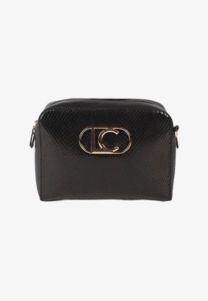 Trousse à cosmétiques en simili-cuir serpent noir avec quincaillerie dorée, fermeture éclair et logo en relief à l'avant. Forme rectangulaire et texture lisse.