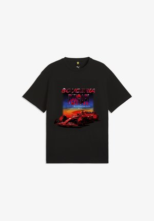 Schwarzes Baumwoll-T-Shirt mit einem farbenfrohen Motiv eines Ferrari-Autos und dem Text "SCUDERIA FERRARI", der prominent auf der Vorderseite zu sehen ist.