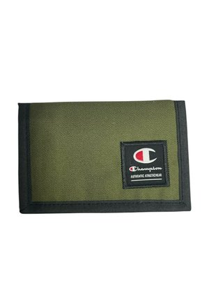 Portafoglio in tessuto verde oliva con bordino nero e una patch quadrata nera con il logo Champion e il testo "Authentic Athleticwear".