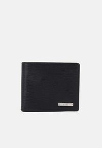 Portafoglio in pelle nera con una finitura a trama fine, design a bifold, angoli arrotondati e un accento in metallo con logo sulla parte anteriore.