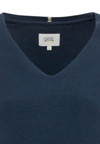 Marineblauwe gebreide pullover met een V-hals ontwerp. Bevat een gestructureerde stof en een merklabel dat centraal onder de halslijn is geplaatst.