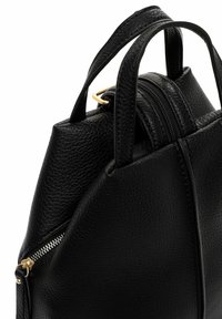 Mustast nahast käekott tekstuurse viimistlusega, kahetopiline sang, lukuga avamine. Omab kuldse tooniga riistvaralist aktsenti.