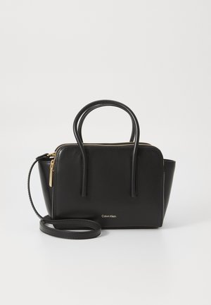 Borsa a tracolla in pelle nera con zip in metallo dorato, doppi manici superiori e una tracolla removibile. Presenta un logo discreto sulla parte anteriore.