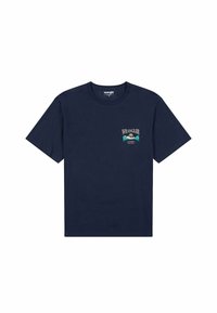 Mørkeblå Wrangler t-shirt lavet af bomuld, med et lille grafik på venstre bryst af bjerge og sol i grøn og beige.