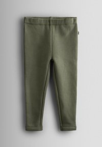 Olivno zeleni leggingi iz mehke bombažne tkanine, ki se ponašajo z gladko teksturo, elastičnim pasom in tesnim prileganjem s šivenimi šivi.