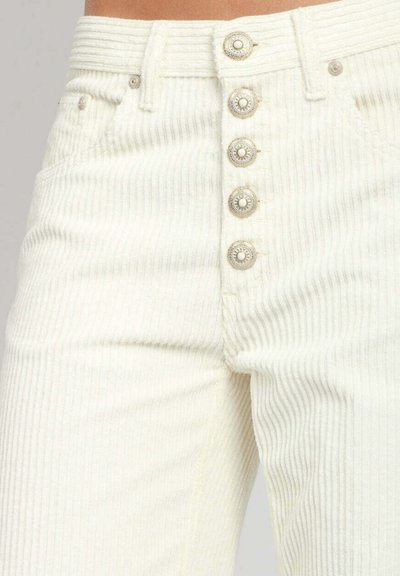 Pantaloni bianchi a coste a vita alta con chiusura frontale a bottoni, caratterizzati da cinque bottoni decorativi e tasche laterali. Tessuto morbido e design aderente.