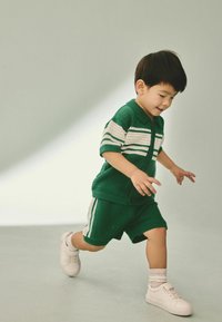 Next REGULAR FIT -  TEXTURED REVERE COLLAR SET - Šortky - green white