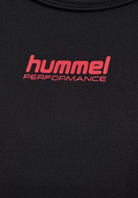 Svart atletisk tröja med en slät yta och rund halsringning, med en framträdande röd "hummel PERFORMANCE"-logga på framsidan.