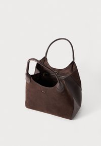 Sac fourre-tout en suede marron avec des accents en cuir foncé, ouverture sur le haut, poignées courbées doubles et poche intérieure zippée. Logo estampillé à l'avant.