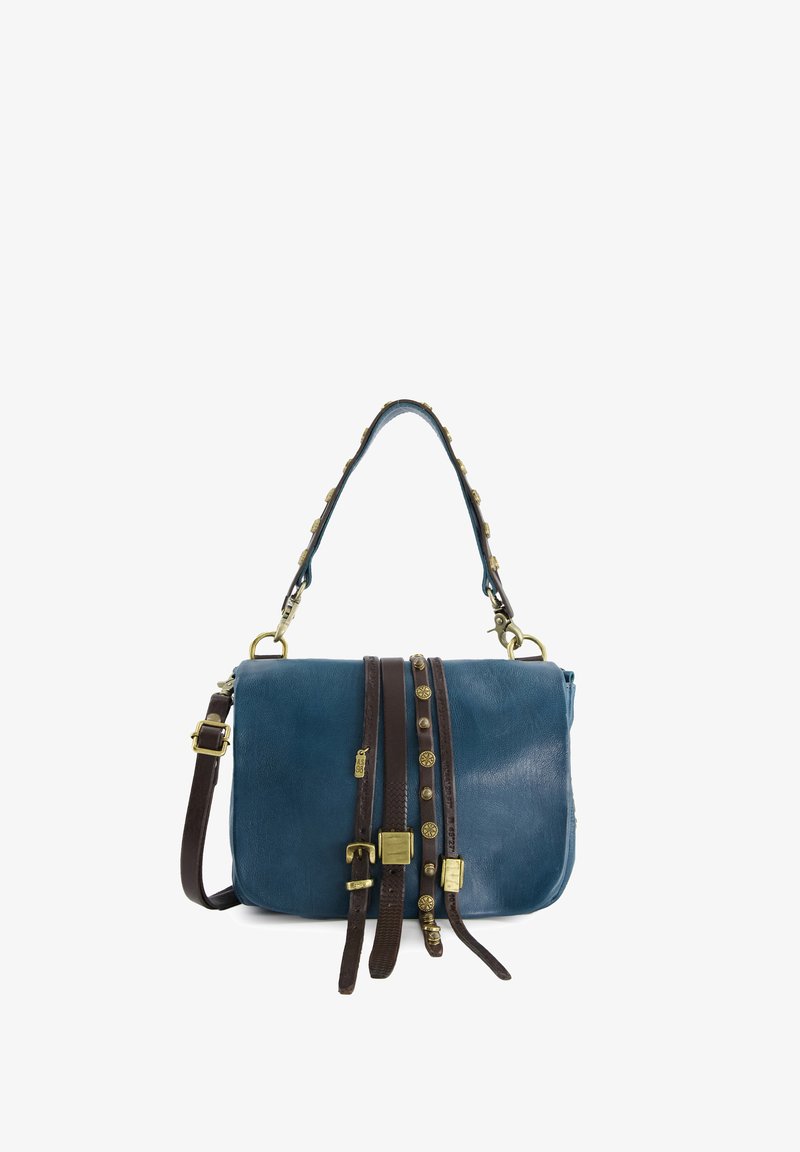 Tiefblaue Leder-Crossbody-Tasche mit Messingakzenten, verstellbaren braunen Riemen und dekorativen Nieten an der Vorderseite. Glatte Textur, rechteckige Form.