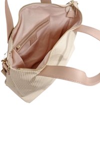 Borsa striped beige con manici in pelle rosa, chiusura con zip e tasca interna. Tessuto testurizzato con accessori in metallo dorato.