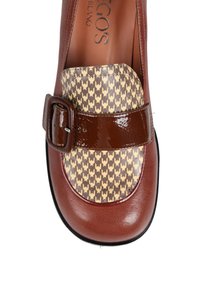 Brązowe skórzane buty z błyszczącym brązowym paskiem i wzorzystym beżowym wstawką z deseniem houndstooth. Płaska podeszwa, zaokrąglony czubek.