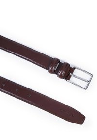Cinturón de cuero marrón con una textura suave, que presenta una hebilla de metal plateado brillante y bordes cosidos. Incluye varios orificios de ajuste.