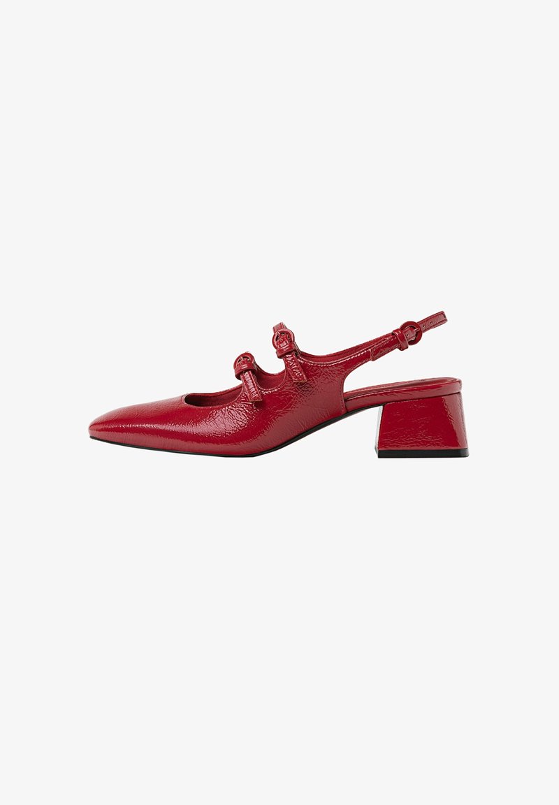 Chaussure à talon bloc en cuir verni rouge, avec deux sangles à boucle à l'avant et un petit talon.