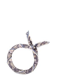 Zijden sjaal in marineblauw met paisley- en bloemenpatronen, voorzien van beige en lichtblauwe accenten. Vastgebonden in een lus met puntige uiteinden.