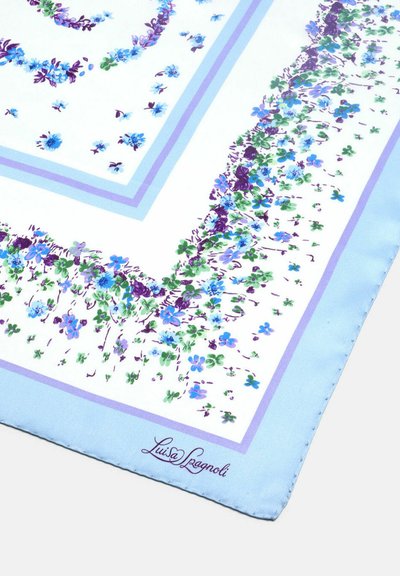 Foulard en soie présentant un motif floral aux tons bleus et verts, avec une bordure bleu clair et des accents lavande, fini par un ourlet.