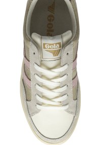 Baskets blanches et beiges avec des rayures en daim rose, lacets plats, bout rond et semelle intérieure texturée avec un logo doré sur la languette.