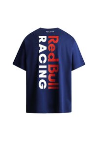 Granatowa bawełniana koszulka z krótkim rękawem, z wyraźnym białym i czerwonym napisem "Red Bull RACING" umieszczonym pionowo na plecach.