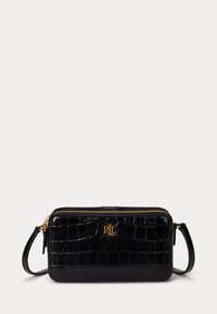 Melna ādas crossbody soma ar krokodila tekstūru, zelta aprīkojumu un reljefu "RL" logotipu priekšpusē. Ar rāvējslēdzēja aizdari un mazu siksniņu.