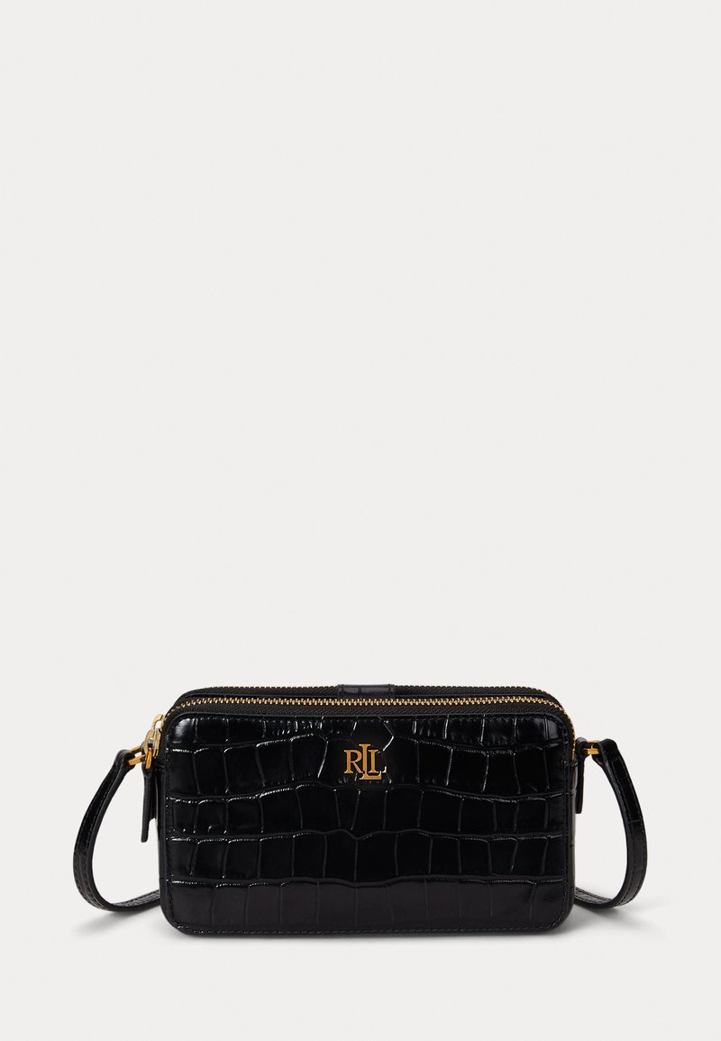 Melna ādas crossbody soma ar krokodila tekstūru, zelta aprīkojumu un reljefu "RL" logotipu priekšpusē. Ar rāvējslēdzēja aizdari un mazu siksniņu.