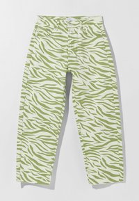 Gröna och vita zebrarandiga jeans med fem fickor, bältesslingor och knappstängning fram. Tillverkade av bomull med en mjuk yta.