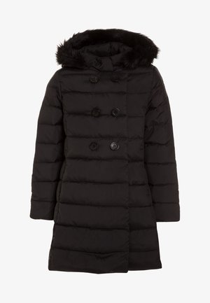 Abrigo acolchado negro con capucha de piel sintética, cierre de botones dobles, textura acolchada y diseño de longitud media.