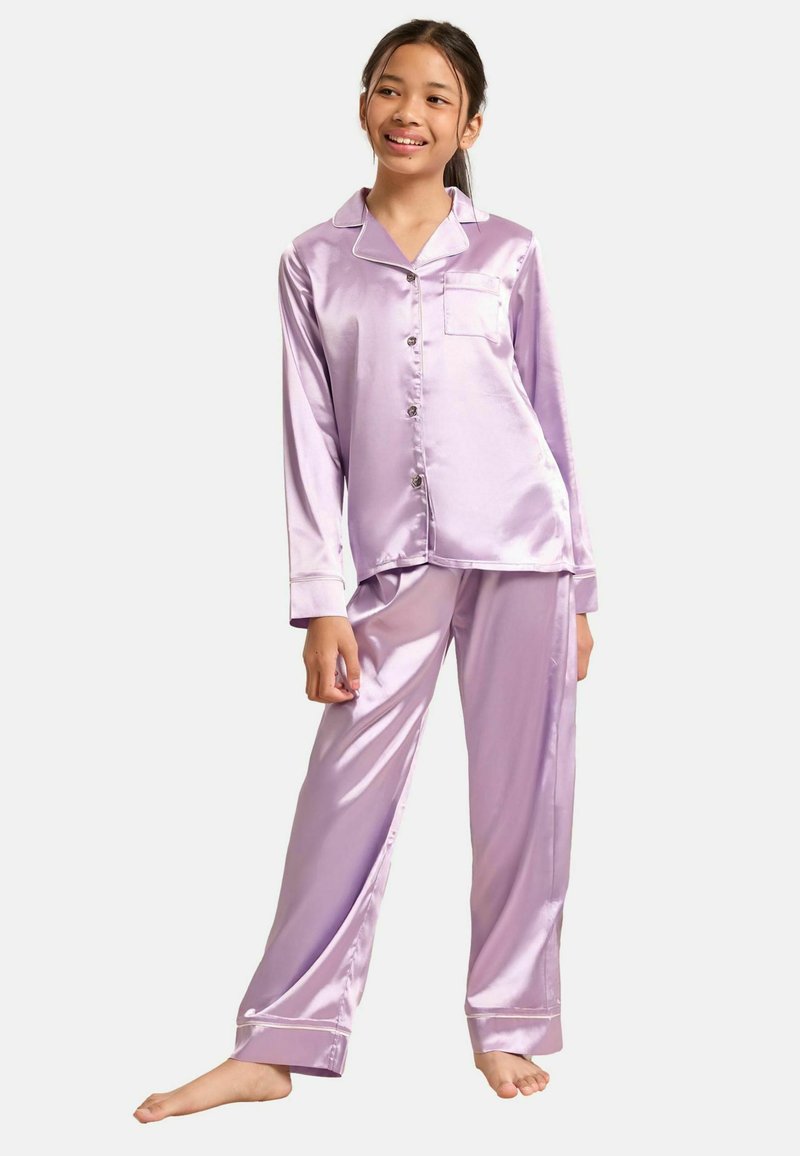 Conjunto de pijama de satén lila que incluye una camisa con botones, un bolsillo y pantalones largos, ambos con ribetes en contraste y una textura suave y brillante.