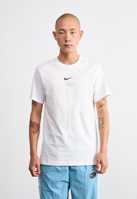 Nike Sportswear TEE - Apdrukāts T-krekls - white