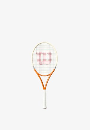 Raqueta de tenis con empuñadura blanca, marco naranja y cuerdas blancas con un logotipo rojo "W" en el centro.