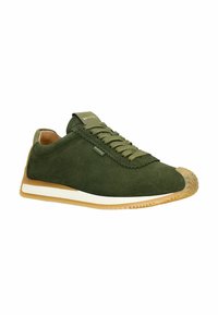 Sneaker verde in suede con tomaia testurizzata, punta rotonda e lacci oliva. Presenta una suola intermedia bianca e una suola esterna in gomma color gomma.