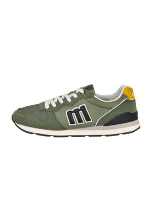 Zapatilla verde y blanca con suela negra, cordones blancos, logotipo negro "m" en el lateral y lengüeta amarilla en el talón sobre fondo blanco liso.