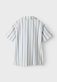 Camicia a maniche corte in cotone, con strisce verticali blu su sfondo bianco, dotata di colletto e una vestibilità comoda.