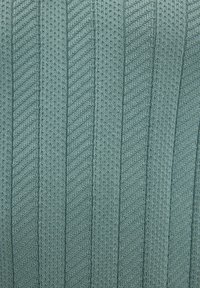 Gebreide stof in een zachte teal kleur, met verticale strepen en een gestructureerd patroon met subtiele dimensionaliteit.