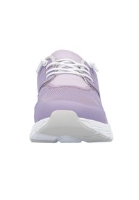 Chaussure de sport violette avec tige en mesh et accents synthétiques lisses. Dotée d'un bout arrondi et de lacets blancs, contrastant avec une semelle texturée.