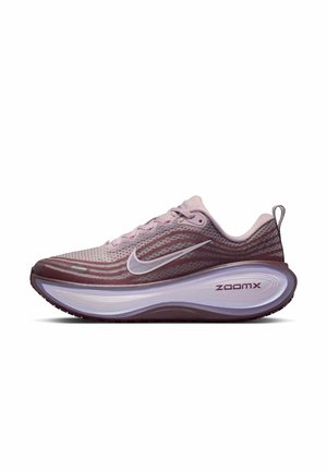 Chaussure de course Nike violet clair et bordeaux avec une semelle épaisse ZoomX et un logo swoosh blanc, vue de côté sur fond blanc.