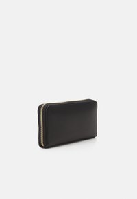 Portafoglio in pelle nera con texture liscia, forma rettangolare e dettagli in metallo dorato sulla cerniera. Design semplice e minimalista.