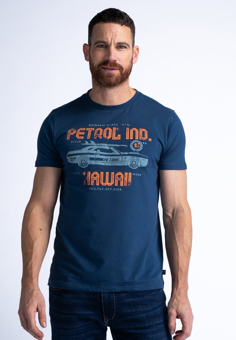 Navy blå bomulds T-shirt med grafisk print af en klassisk bil og teksten "PETROL IND. HAWAII" i orange og grå nuancer. Korte ærmer, rund hals.