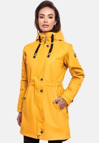 Gele waterdichte jas met een capuchon, trekkoordaccent, knoopsluiting, twee zijzakken en contrasterende zwarte hardwaredetails.