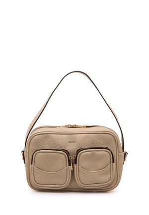 Pequeño bolso de cuero beige con dos bolsillos delanteros con cremallera y una correa corta para el hombro, con detalles de cremallera en tono dorado.