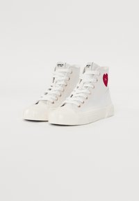 Sneaker alte bianche in tela con suola in gomma, dotate di occhiali rose gold e una toppa a forma di cuore rosso sul lato.