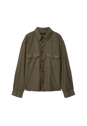 Olivengrøn skjorte med lange ærmer, knapper foran, to brystlommer med klapper og en spids krave.