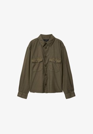 Olivgrünes langärmeliges Hemd mit Knopfleiste, zwei Brustklappentaschen und spitzem Kragen.