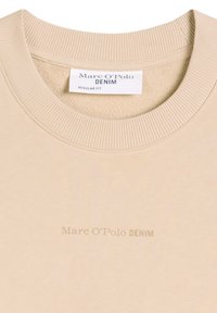Μπεζ φούτερ με στρογγυλή λαιμόκοψη και ριμπ ύφανση στη λαιμόκοψη, με αχνό λογότυπο "Marc O’Polo DENIM" τυπωμένο στο κέντρο εμπρός.