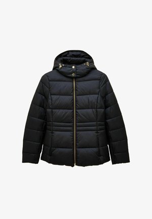 Schwarze Pufferjacke mit Kapuze, goldener Reißverschluss, Druckknöpfe am Kragen, horizontales Steppmuster und lange Ärmel.